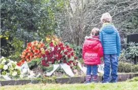  ??  ?? Kinder haben ihren eigenen Weg zu trauern. Für Eltern sollte das kein Tabu sein.