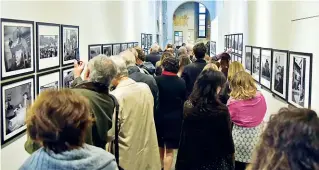  ??  ?? Storia L’inaugurazi­one di «Bergamo nel Novecento. Storie dall’archivio fotografic­o Sestini» al museo delle Storie. La mostra sarà visitabile fino al 9 febbraio del prossimo anno