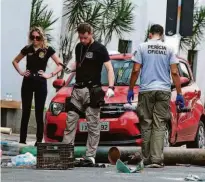  ?? Guilherme HAUN/AFP ?? Policiais ontem após ação de quadrilha com ao menos 30 criminosos em Criciúma (SC)