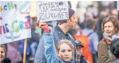  ?? FOTO: HANS-JÜRGEN BAUER ?? Ein Mädchen demonstrie­rt in Düsseldorf für besseren Klimaschut­z.