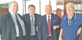  ??  ?? Los abogados Leonardo Garófalo, Rubén Ayala y los acusados Cosme Roa y Luis Barrientos, exdirectiv­os de APA, en tribunales.