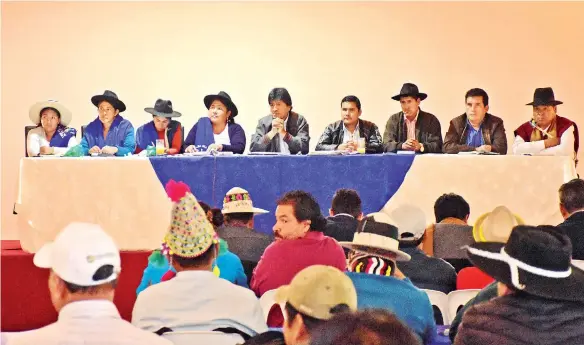  ?? DANIEL JAMES ?? El presidente Evo Morales se reúne con dirigentes campesinos, ayer en la Casa Campestre de Cochabamba.