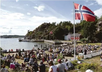  ??  ?? DRØMMEDAG: Rammen rundt Ibsen- og Hamsundage­nes siste dag kunne knapt vaert bedre. Her er publikum på Kvaløya under konserten med Marthe Wang lørdag.