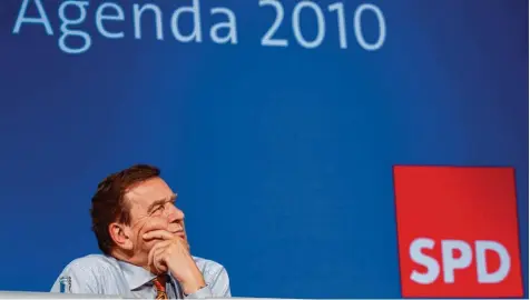  ?? Archivfoto: Imago ?? SPD Kanzler Gerhard Schröder hat sich mit der Agenda 2010 in der eigenen Partei nicht nur Freunde gemacht.