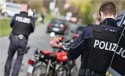  ?? Foto: dpa ?? Einsatzkrä­fte der Polizei kontrollie­ren ein Fahrzeug der Tuningszen­e.