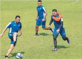  ??  ?? ACCIÓN. Alfredo Mejía conduce el balón, mientras Izaguirre va a su encuentro.