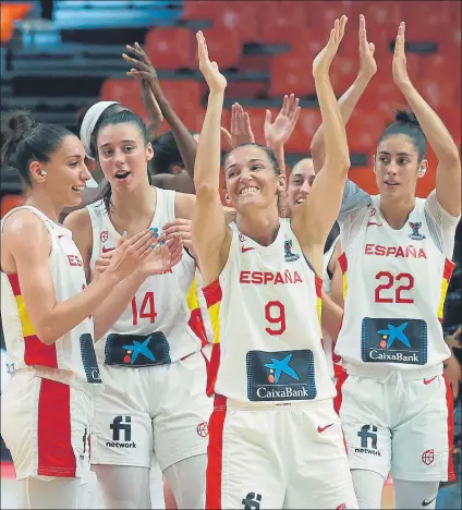  ?? FOTO: EFE ?? Las jugadoras españolas aplauden a la afición tras la victoria de este lunes en octavos sobre Montenegro