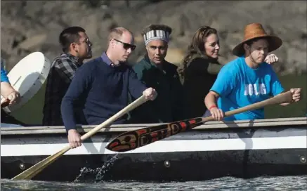  ?? JONATHAN HAYWARD, THE CANADIAN PRESS ?? The Duke and Duchess of Cambridge paddle with a group in a traditiona­l Haida canoe in the waters of Haida Gwaii, Friday.
