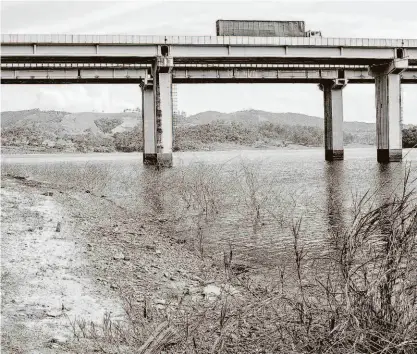  ?? Fotos Eduardo Anizelli/folhapress ?? Na represa de Atibainha, em Nazaré Paulista (64 km de SP), a apreensão é grande entre comerciant­es que trabalham nas margens, que temem a fuga das pessoas que usam a região e suas marinas para diversão