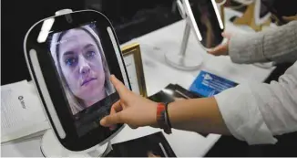  ?? JAE C. HONG ASSOCIATED PRESS ?? Le HiMirror Mini est un miroir intelligen­t branché à Internet et utilisant l’assistant vocal Alexa d’Amazon.