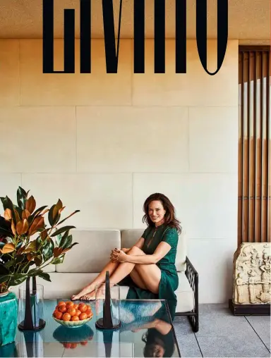  ?? Fotografía GONZALO MACHADO ?? Celia Forner, en la terraza de su casa de Londres, con vestido de Cortana.