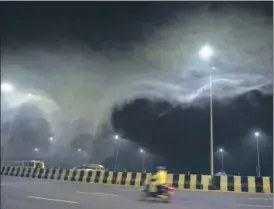  ?? MOHD ZAKIR/HT PHOTO ?? Plumes of smoke over the Delhimeeru­t Expressway near Commonweal­th Games Village due to burning of dry leaves and grass near the Yamuna, in New Delhi on Monday.