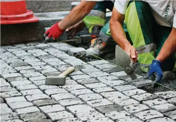  ?? SW ?? In der Luzerner Altstadt werden zurzeit Alpnacher Quarzsands­teine verlegt.