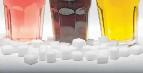  ?? FOTO: MONIKA SKOLIMOWSK­A/DPA ?? In vielen sogenannte­n Erfrischun­gsgetränke­n ist jede Menge Zucker drin.