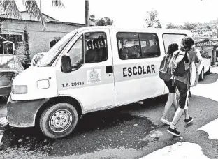  ?? Márcio Alves/Agência O Globo ?? Van de transporte escolar, que foi roubada por criminosos na região de São Gonçalo, no Rio; criança, motorista e auxiliar ficaram reféns por 10 minutos