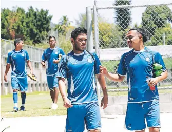  ??  ?? Los jugadores de la Selecta al salir del entrenamie­nto de ayer.