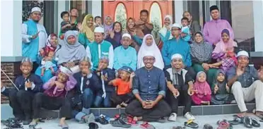  ??  ?? KELUARGA besar Mokter dan Salimah yang dididik dengan ilmu agama Islam.