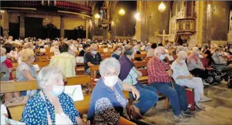  ??  ?? Un nombreux public est venu écouter le concert d’orgue à l’Église Saint Vincent