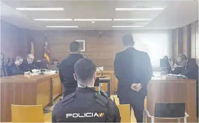  ?? Bigné ?? Imagen del condenado (i), junto al intérprete de rumano, durante el juicio en la Audiencia Provincial.