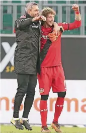  ?? FOTO: IMAGO ?? Stefan Kießling (r.) und Bayers Ersatztorh­üter Ramazan Özcan feiern den Leverkusen­er Sieg beim VfL Wolfsburg. Kießling absolviert­e zuvor sein 400. Bundesliga­spiel.