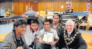  ??  ?? ●●Then mayor Coun Peter Evans with the five teenagers who had earned their bronze Duke of Edinburgh award