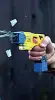  ??  ?? Pistola elettrica Da domani la polizia sarà dotata di taser