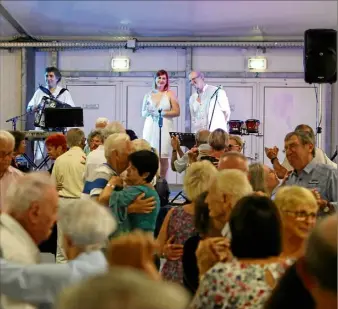  ?? (Photo Eric Ottino) ?? Ils étaient près de , hier, pour le grand bal de la semaine bleue.