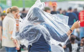  ?? FOTO: DPA ?? So muss wirklich niemand dem schlechten Wetter trotzen.