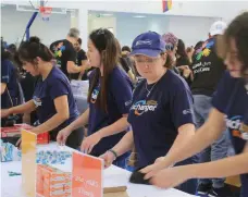  ?? Wam ?? About 200 volunteers helped fill the backpacks with school supplies for children from low-income families.