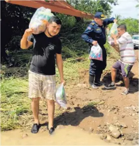  ?? MSP ?? Los oficiales llevaron diarios a los policías afectados y a algunos vecinos.