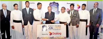  ?? PIC BY INDRARATNE BALASURIYA ?? Rev. Fr. Anton Ranjith (fourth from left) of St.joseph’s and Rev. Fr. Trevor Martin (fourth from right) of St. Peter’s receiving the main sponsorshi­p from Dialog Enterprise Group Chief Officer Jeremy Huxtable at the press conference held at the...