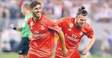  ??  ?? BUEN TÁNDEM. Asensio marcó el primero tras un espléndido pase con el exterior de Bale.