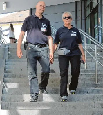  ?? Foto: Mareike Keiper ?? Silvia Heindle und Günther Schuster gehören zur Buchloer Sicherheit­swacht. Mit schweren Straf oder Kriminalfä­llen haben sie noch nicht zu tun gehabt.