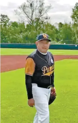  ?? ESPECIAL ?? Ayer el Presidente se dio tiempo para jugar beisbol en CU.