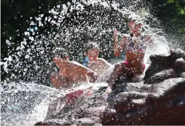  ?? Foto: dpa/Arne Dedert ?? Wasserspie­le im Günthersbu­rgpark von Frankfurt am Main