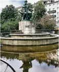  ??  ?? Der Eindruck täuscht, das Wasser im Brunnen stammt vom Regen.