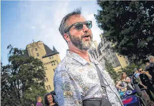  ?? POSTMEDIA PHOTO ?? Comedian Tom Green stands outside the Château Laurier Saturday. The actor is trying to stop a controvers­ial addition to the historic site.