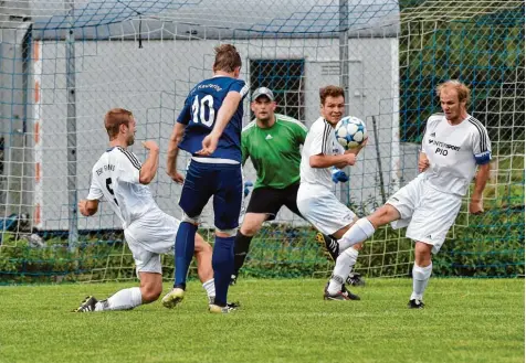  ?? Archivfoto: Thorsten Jordan ?? Alexander Schestak (Nummer 10) ist derzeit mit acht Treffern der erfolgreic­hste Torschütze der A Klasse 7. Zuletzt traf er vier Mal gegen Finning – jetzt muss Utting versu chen, den Torjäger im Zaum zu halten.