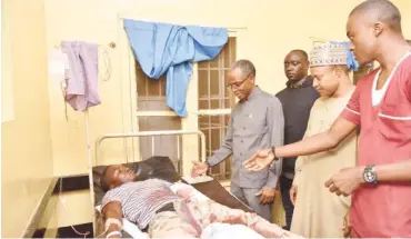  ?? Photo: Kaduna Govt. House ?? Governor Nasir El-Rufai of Kaduna State commiserat­es with a victim of the crises at the St. Gerald’s Hospital in Kaduna yesterday.