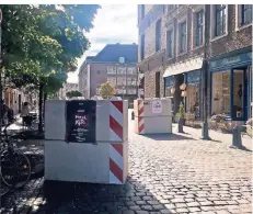  ?? FOTO: RUHNAU ?? Anti-Terror-Poller wie hier am Burgplatz in der Düsseldorf­er Altstadt sind zunehmend verbreitet.