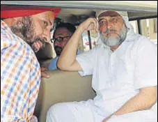  ?? BHARAT BHUSHAN /HT ?? Former senior superinten­dent of police SS Grewal (right) being taken to district courts in Patiala on Thursday.