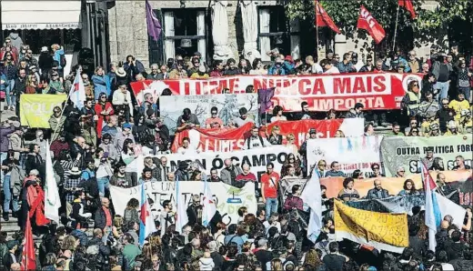  ?? XOÁN REY / EFE ?? La protesta contra la gestión de los incendios aglutinó a miles de personas en el centro de Santiago