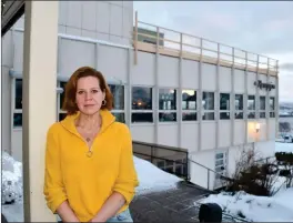  ?? FOTO: TORBJØRN O. KARLSEN ?? VIL HA EN SLUTT: Marianne Berg sier hotelldrif­ten blir skadeliden­de når lokalene med jevne mellomrom blir fylt med svaert sjenerende lukt.