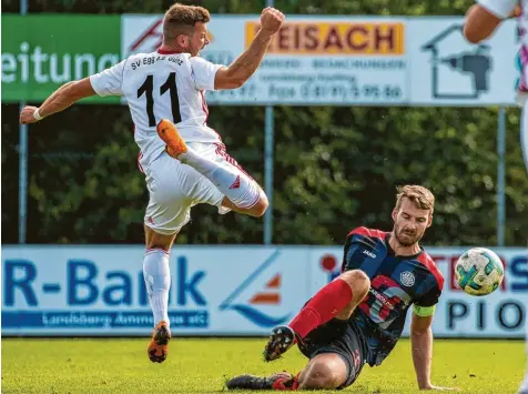  ?? Foto: Julian Leitenstor­fer ?? David Anzenhofer (rechts) erzielte gegen Egg zwei Tore, musste dann aber vorzeitig mit der Ampelkarte vom Platz.