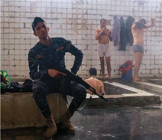  ??  ?? Qui sopra, alcuni soldati al bagno turco di Hammam Al-Alil; a sinistra: allenament­i nella Hawler Taekwondo School di Erbil e, sotto, Zena, giovane medico della Ong Intersos