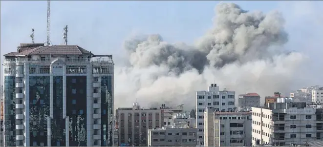  ?? AP ?? Smoke rises following an Israeli bombardmen­t on Gaza City, on Monday.