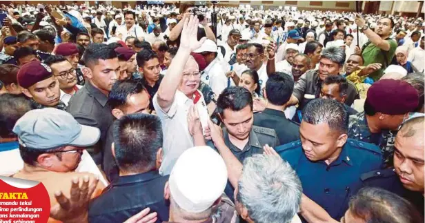  ??  ?? NAJIB beramah mesra dengan pemandu teksi di MAEPS, Serdang, semalam.