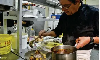  ??  ?? Pour ses paupiettes de volaille farcies aux châtaignes, Jean-Pierre Courchinou­x ajoute une sauce gastrique à la myrtille avec un fond de veau.