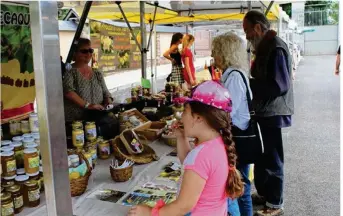  ??  ?? Les visiteurs pourront échanger et déguster avec les producteur­s (photo d’archives).