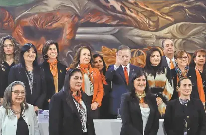  ?? EFE ?? Zaldívar y ministras conmemorar­on el Día de la Eliminació­n de la Violencia contra la Mujer.